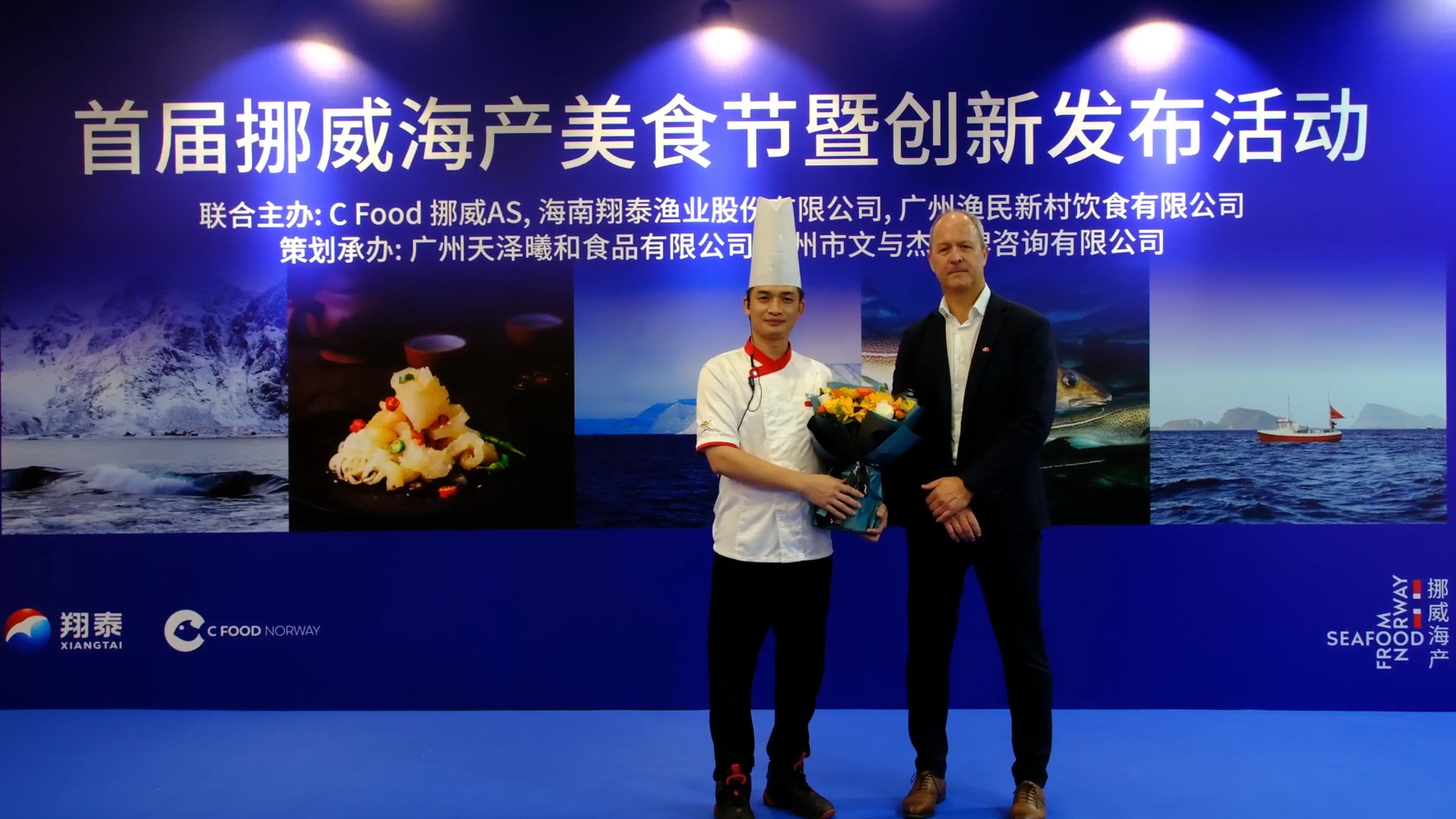Vinner av kokkekonkurransen_Li JinSheng_gratuleres av Claus Opshaug_C Food Norway